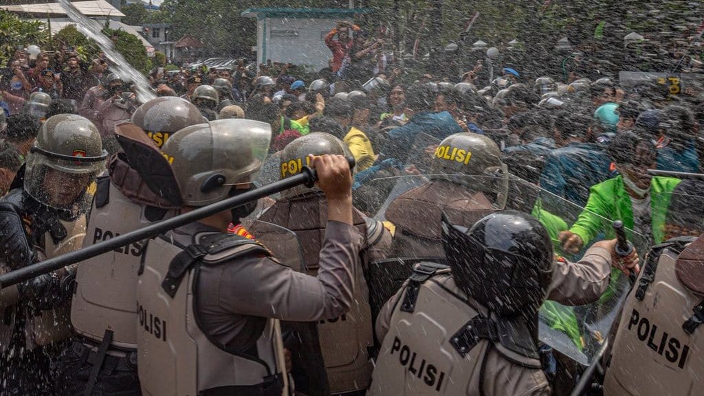 AJI Kecam Represivitas Polisi terhadap Massa Aksi di Semarang AJI Kecam Represivitas Polisi terhadap Massa Aksi di Semarang