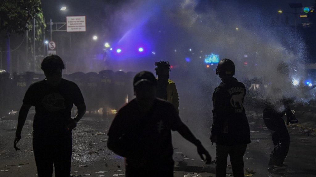 Polisi Usir Massa Aksi di DPR dengan Menembakkan Gas Air Mata