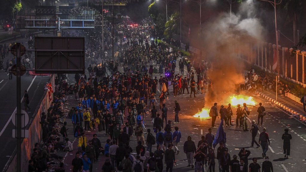 Polisi Dinilai Langgar SOP saat Tangani Demo Revisi UU Pilkada Polisi Dinilai Langgar SOP saat Tangani Demo Revisi UU Pilkada