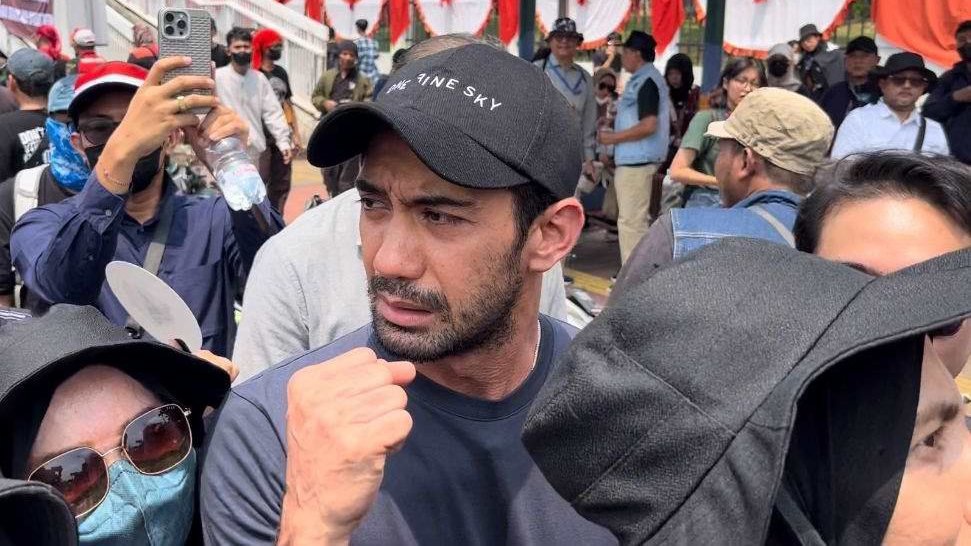 Bintang Emon hingga Reza Rahadian Ikut Demo di Gedung DPR Bintang Emon hingga Reza Rahadian Ikut Demo di Gedung DPR