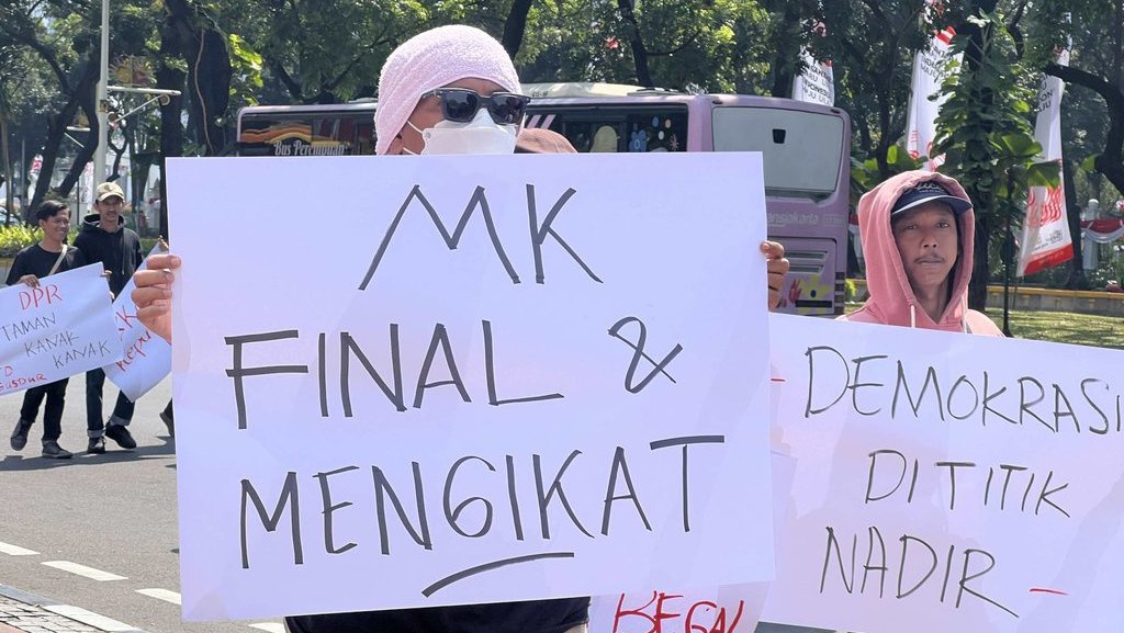 Massa Demo di Depan Gedung MK Tuntut Selamatkan Demokrasi Massa Demo di Depan Gedung MK Tuntut Selamatkan Demokrasi