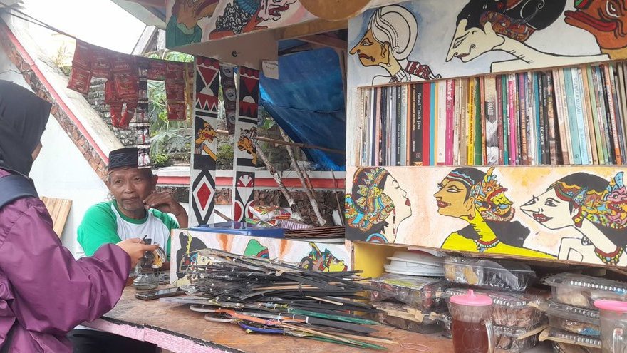 Cerita Angkringan Wayang Uwuh Pak Is: Berkreasi Lewat Sampah Cerita Angkringan Wayang Uwuh Pak Is: Berkreasi Lewat Sampah