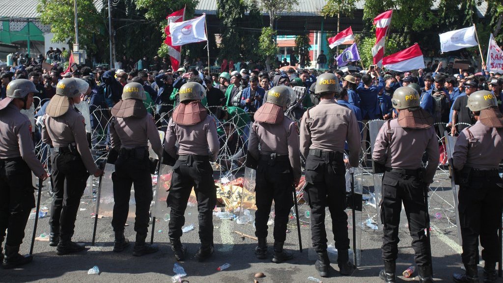 Represi Polisi terhadap Massa Aksi, Kelar Bersuara Kau Kutangkap