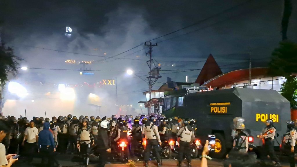 Menguji Klaim Janggal Polisi soal Gas Air Mata Tak Berbahaya