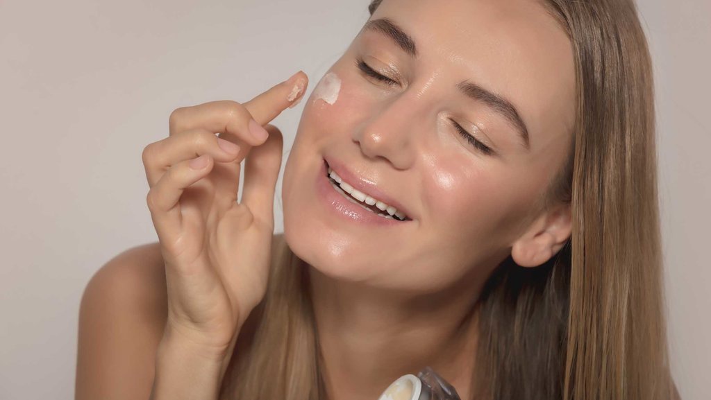 10 Rekomendasi Skincare Terbaik untuk Usia 40 Tahun ke Atas 10 Rekomendasi Skincare Terbaik untuk Usia 40 Tahun ke Atas