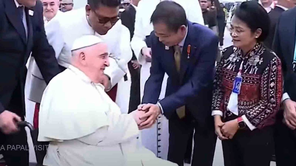 Paus Fransiskus Tiba di Indonesia, Disambut Menag & Uskup Agung Paus Fransiskus Tiba di Indonesia, Disambut Menag & Uskup Agung