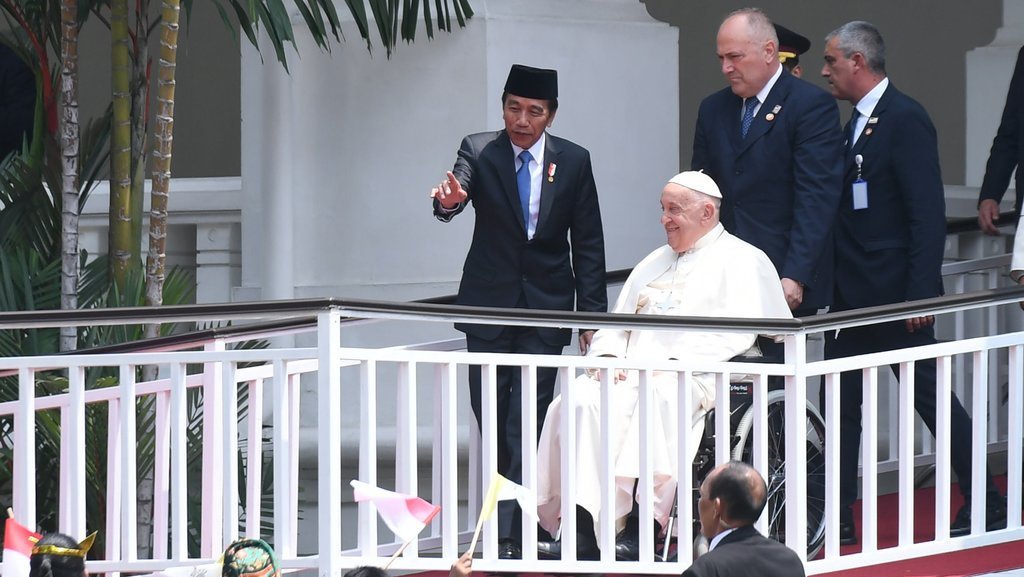 Jokowi Kenalkan Paus Fransiskus soal Keberagaman di Indonesia Jokowi Kenalkan Paus Fransiskus soal Keberagaman di Indonesia
