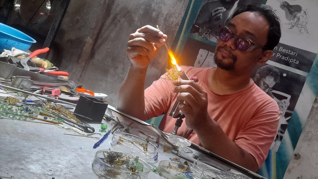 Konsistensi Ivan Ubah Limbah Kaca Jadi Karya Seni yang Mendunia Konsistensi Ivan Ubah Limbah Kaca Jadi Karya Seni yang Mendunia