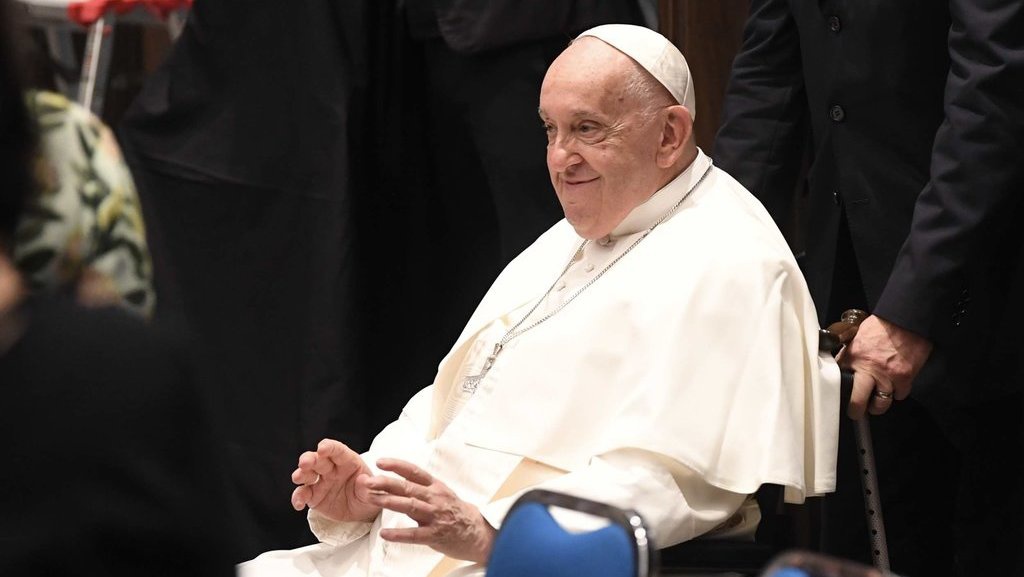 Paus Fransiskus Tinggalkan Rumah Sakit Usai Dirawat Sebulan Paus Fransiskus Tinggalkan Rumah Sakit Usai Dirawat Sebulan