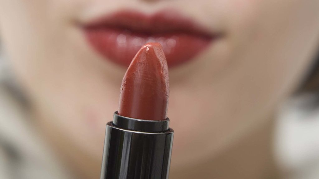 10 Rekomendasi Warna Lipstik yang Cocok untuk Neutral Undertone
