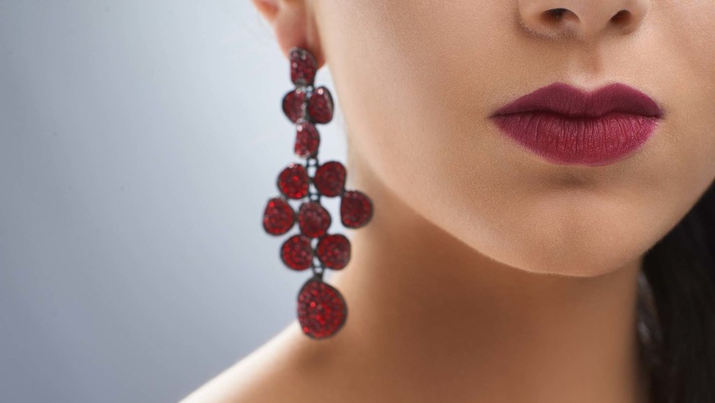 7 Rekomendasi Lipstik untuk Bibir Hitam agar Terlihat Muda