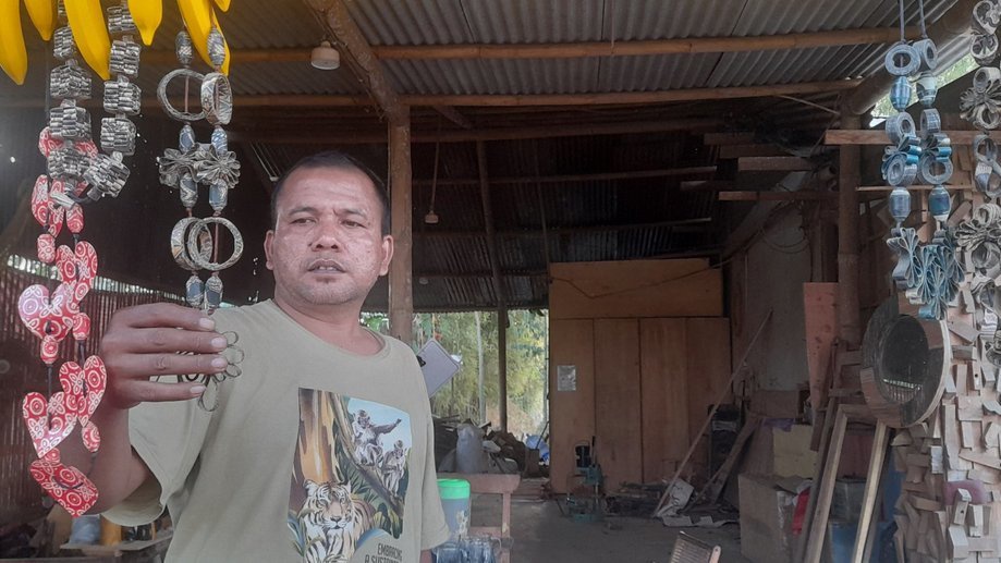 Kreativitas Pak Jarwo Mengubah Kain Perca Jadi Aksesori Mahal Kreativitas Pak Jarwo Mengubah Kain Perca Jadi Aksesori Mahal