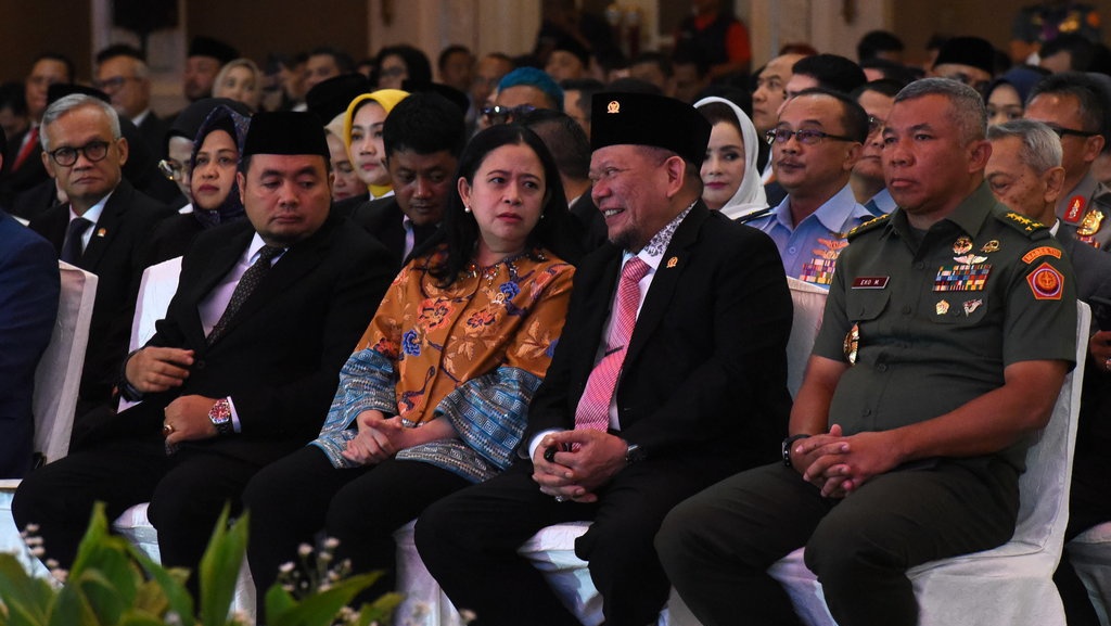 Puan Minta DPR & DPD Terpilih Awasi Pemerintahan Prabowo-Gibran Puan Minta DPR & DPD Terpilih Awasi Pemerintahan Prabowo-Gibran