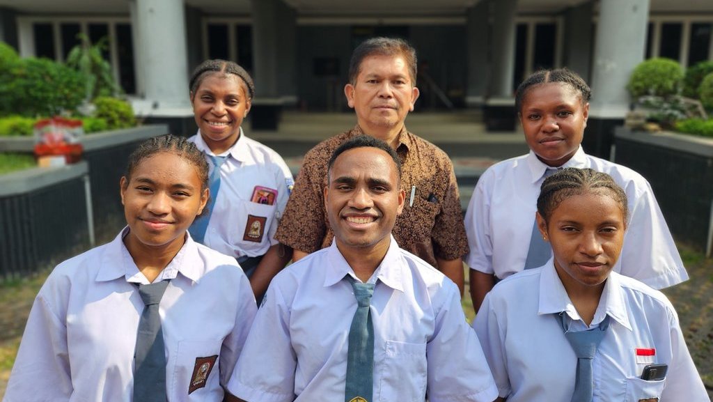 Pemerataan Akses Pendidikan Papua & 3T Lewat Program ADEM - ADik Pemerataan Akses Pendidikan Papua & 3T Lewat Program ADEM - ADik