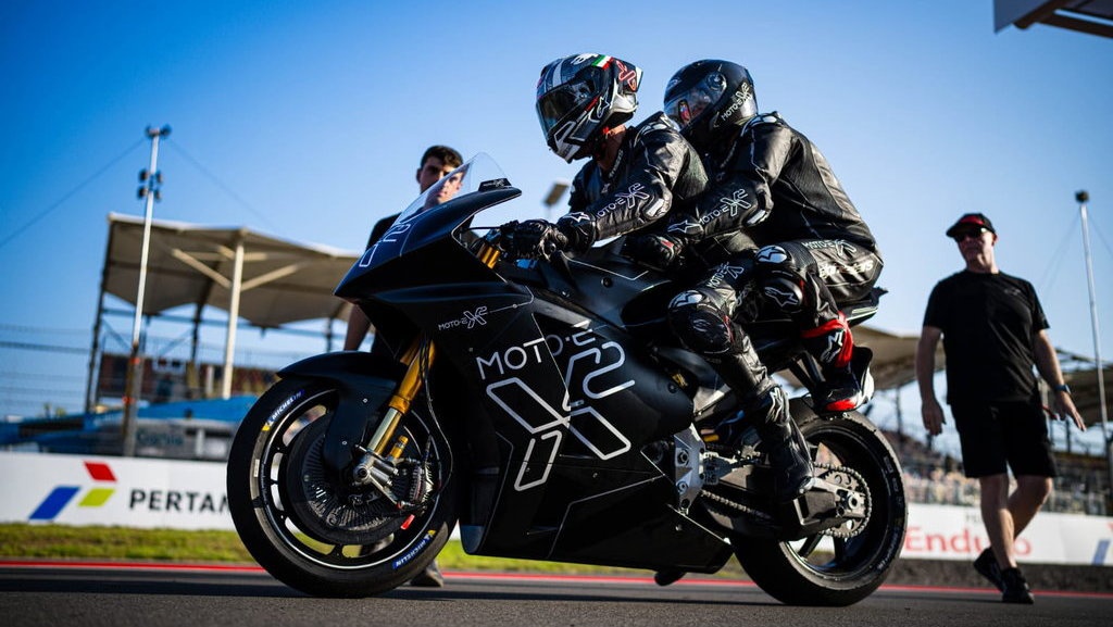 Serunya Dibonceng Motor Listrik 250 Km/Jam di Sirkuit Mandalika Serunya Dibonceng Motor Listrik 250 Km/Jam di Sirkuit Mandalika