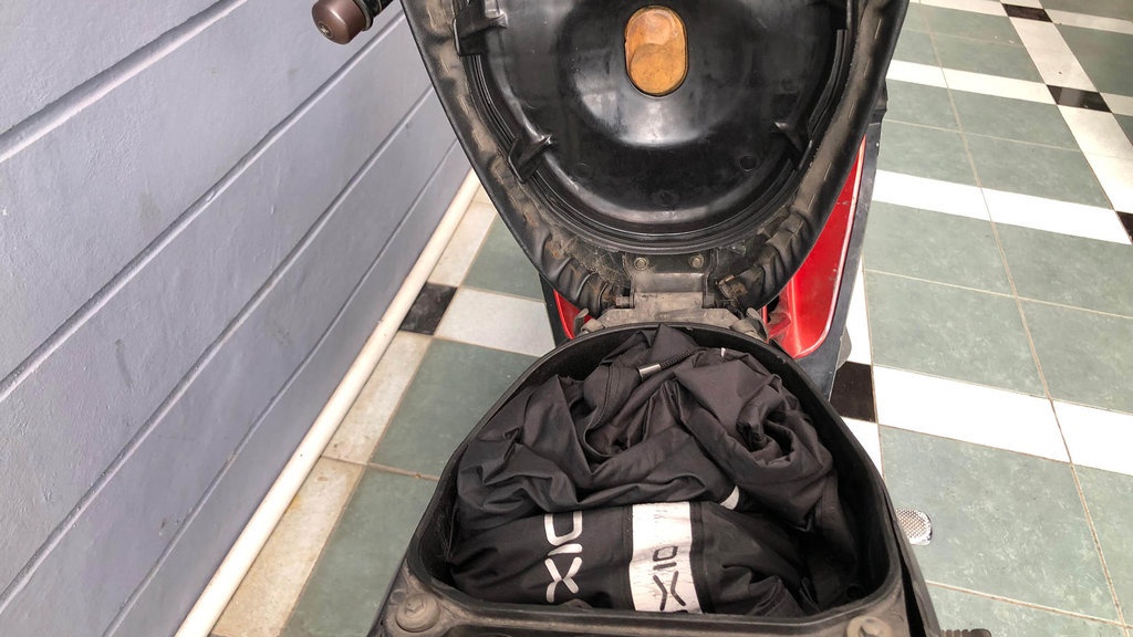 13 Barang yang Tidak Boleh Disimpan di Jok Motor 13 Barang yang Tidak Boleh Disimpan di Jok Motor