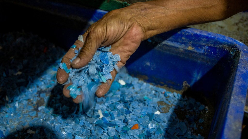 Kreativitas Olahan Sampah Plastik menjadi Berkah Kreativitas Olahan Sampah Plastik menjadi Berkah