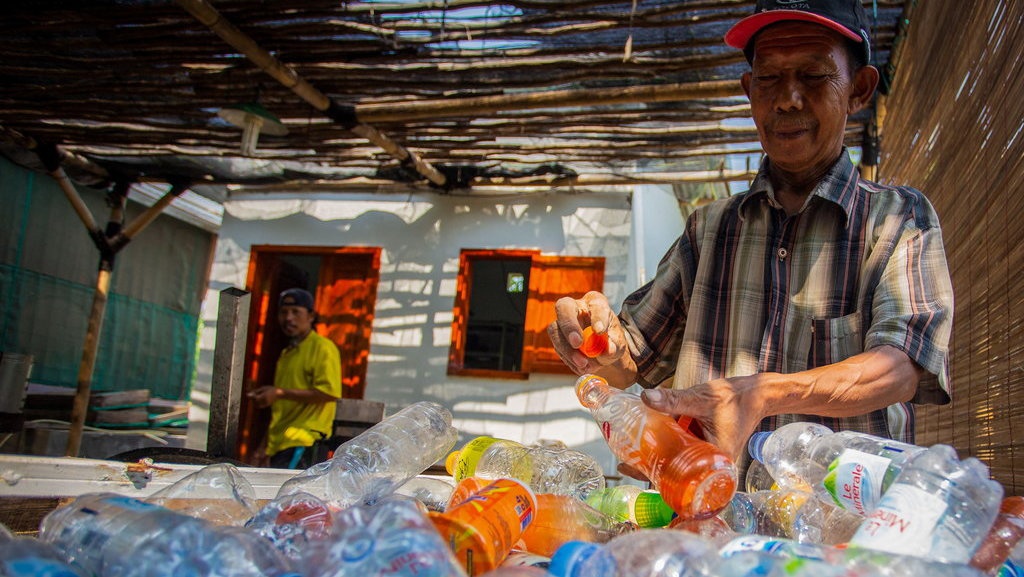 Daur Ulang Jadi Cuan: 10 Wirausaha Kerajinan Limbah Menjanjikan Daur Ulang Jadi Cuan: 10 Wirausaha Kerajinan Limbah Menjanjikan