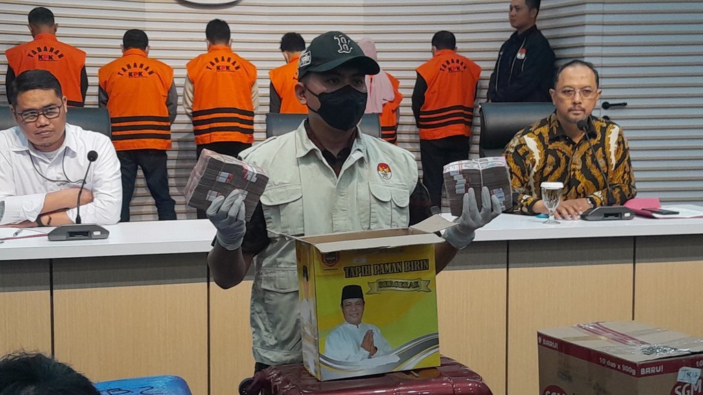 KPK Sita Rp12 Miliar & 500 Dolar AS saat OTT di Kalsel KPK Sita Rp12 Miliar & 500 Dolar AS saat OTT di Kalsel
