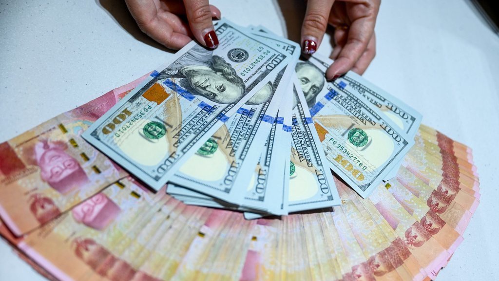 Kurs Diprediksi Tembus Rp17.050 per US$ Imbas Perang Tarif Trump