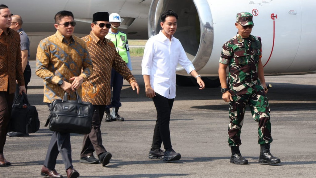 Prabowo Temui Jokowi di Solo, Gunakan Pesawat dengan Logo RI Prabowo Temui Jokowi di Solo, Gunakan Pesawat dengan Logo RI