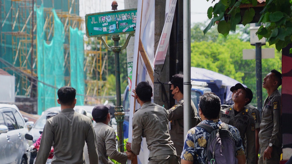 Satpol PP Kota Yogyakarta Tertibkan APK Pilwalkot yang Melanggar Satpol PP Kota Yogyakarta Tertibkan APK Pilwalkot yang Melanggar