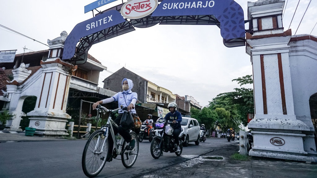 Gubernur Jateng Pastikan Pekerja Sritex Segera Kembali Bekerja Gubernur Jateng Pastikan Pekerja Sritex Segera Kembali Bekerja