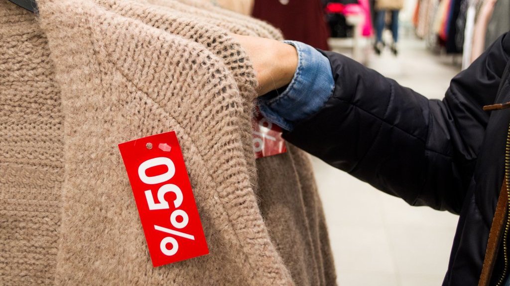 Fenomena Lipstick Effect: Mendorong Utang, Menggerus Tabungan Fenomena Lipstick Effect: Mendorong Utang, Menggerus Tabungan