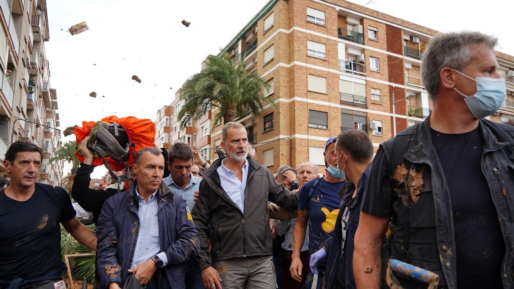 Raja Spanyol Dilempari Lumpur oleh Korban Banjir di Paiporta Raja Spanyol Dilempari Lumpur oleh Korban Banjir di Paiporta