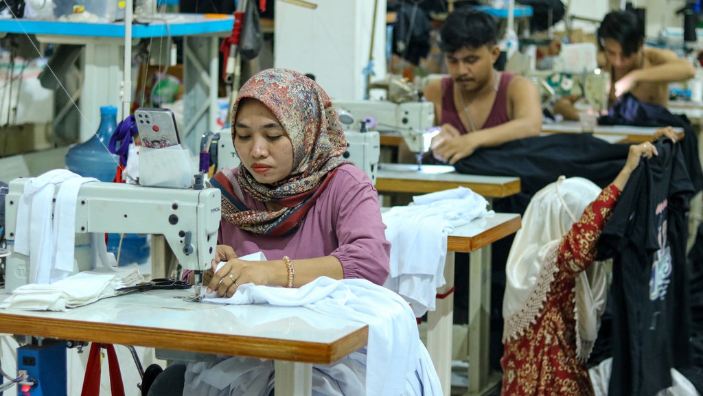 Luhut Sebut Industri Tekstil Siap Serap 67 Ribu Tenaga Kerja