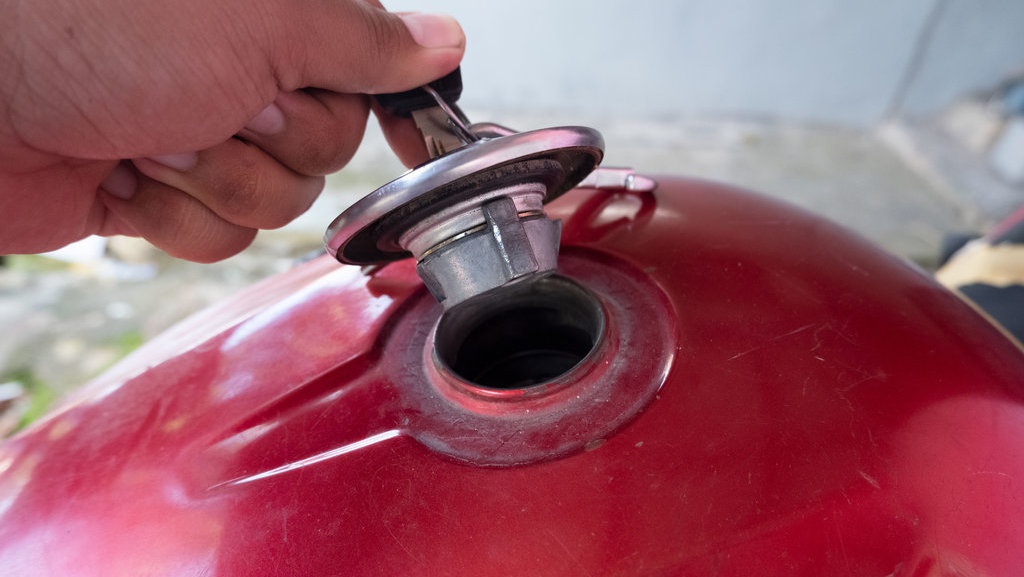 4 Cara Menambal Tangki Motor Bocor Tanpa ke Bengkel 4 Cara Menambal Tangki Motor Bocor Tanpa ke Bengkel
