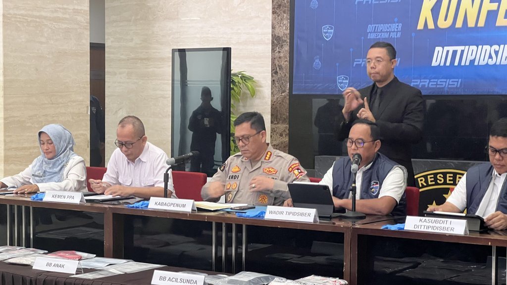 Bareskrim Bongkar Dua Kasus Pornografi Anak dan Sesama Jenis Bareskrim Bongkar Dua Kasus Pornografi Anak dan Sesama Jenis