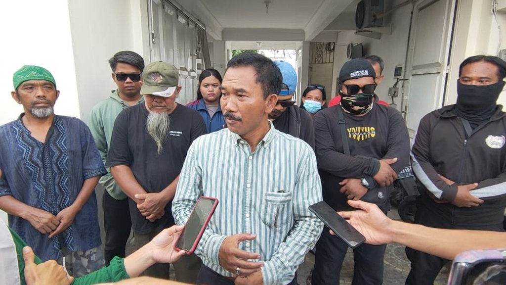 Teguh Prakosa Dilaporkan ke Bawaslu atas Dugaan Bagi-bagi Uang Teguh Prakosa Dilaporkan ke Bawaslu atas Dugaan Bagi-bagi Uang