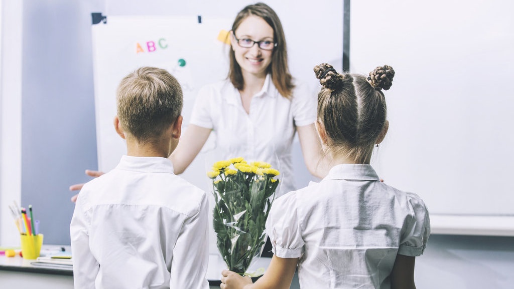 11 Rekomendasi Kado untuk Hari Guru TK dan SD 2025 11 Rekomendasi Kado untuk Hari Guru TK dan SD 2025