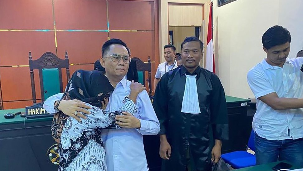 Guru Honorer Supriyani Divonis Bebas oleh Hakim PN Andoolo Guru Honorer Supriyani Divonis Bebas oleh Hakim PN Andoolo