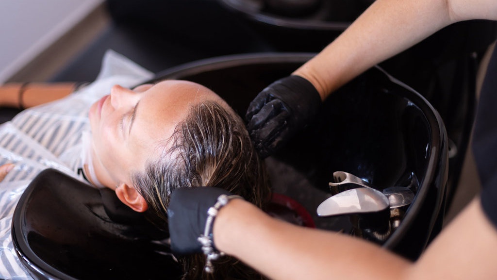 Manfaat Toning Rambut, Cara Melakukan, dan Efek Sampingnya Manfaat Toning Rambut, Cara Melakukan, dan Efek Sampingnya