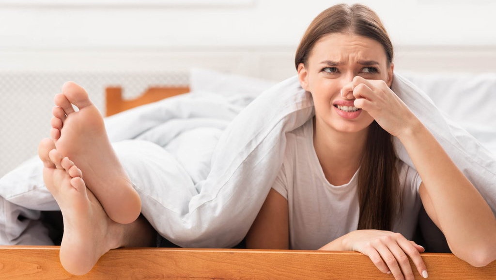 Ketahui Apa Saja Penyebab Bau Kaki & Cara Menghilangkannya Ketahui Apa Saja Penyebab Bau Kaki & Cara Menghilangkannya