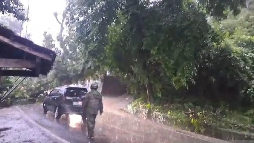 Hujan Deras & Angin Kencang Picu Longsor di Sukabumi Hujan Deras & Angin Kencang Picu Longsor di Sukabumi