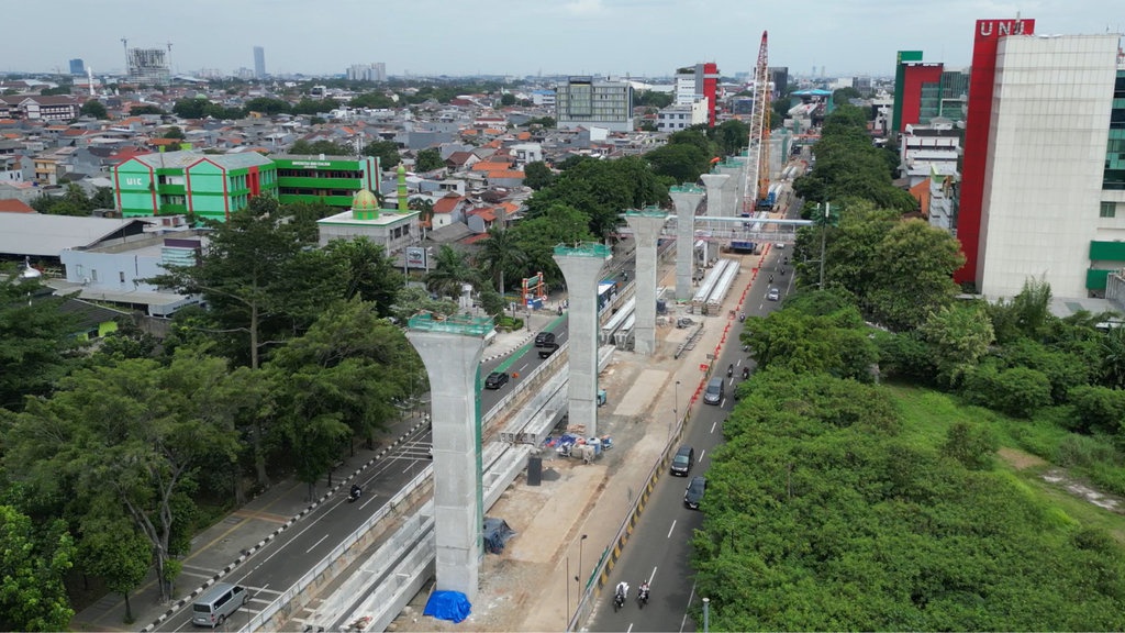 Warga Jakarta Antusias Menunggu LRT Jakarta Fase 1B Beroperasi Warga Jakarta Antusias Menunggu LRT Jakarta Fase 1B Beroperasi