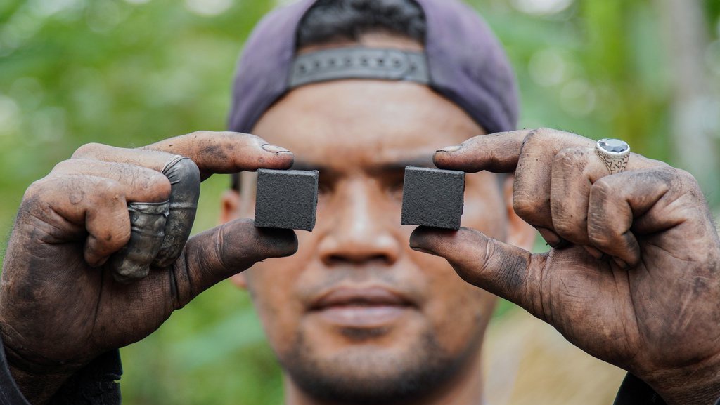 Mengubah Limbah Kelapa Jadi Dolar Mengubah Limbah Kelapa Jadi Dolar