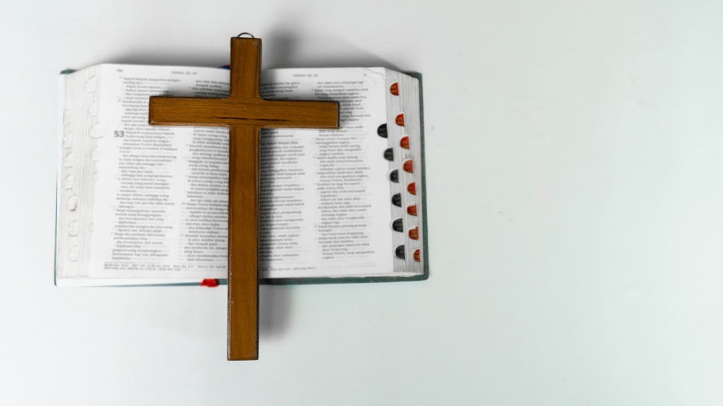 30 Ayat Alkitab Tentang Valentine, Berbagi Kasih pada Sesama 30 Ayat Alkitab Tentang Valentine, Berbagi Kasih pada Sesama