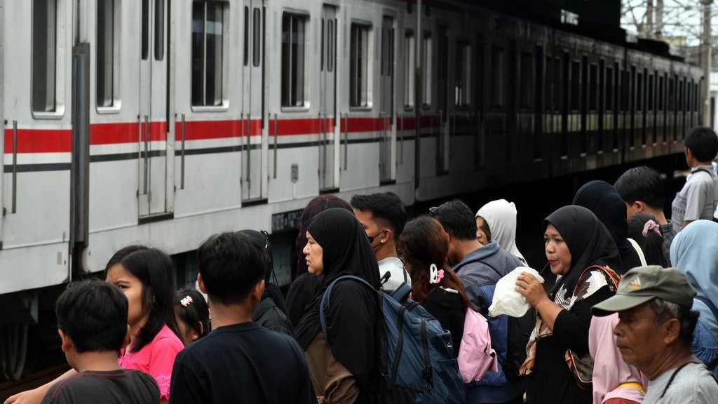 Komuter Bekasi dan Depok: Gaji Tekor, Tua di Jalan Komuter Bekasi dan Depok: Gaji Tekor, Tua di Jalan