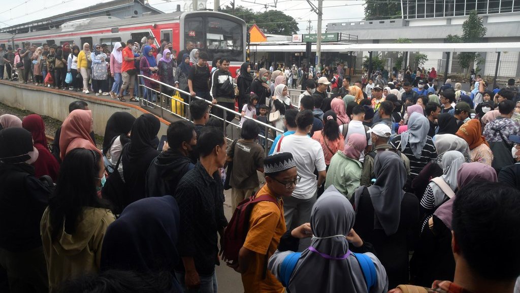 Kepadatan KRL & Keterlambatan Transjakarta Warnai HUT ke-80 TNI