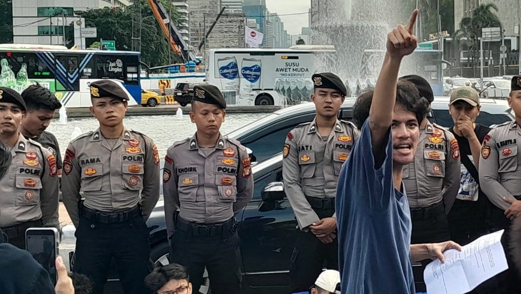 Demo Tolak PPN Naik Diwarnai Aksi Saling Dorong dengan Polisi Demo Tolak PPN Naik Diwarnai Aksi Saling Dorong dengan Polisi