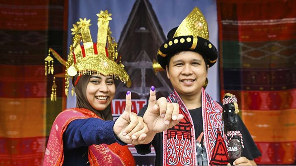 Daftar Nama Baju Adat Batak untuk Pria & Wanita dan Maknanya Daftar Nama Baju Adat Batak untuk Pria & Wanita dan Maknanya