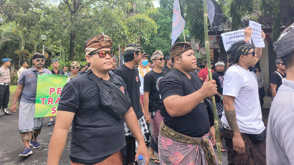 Dilema Bali: Ketika Sopir Lokal Berebut Pasar dengan Plat Non-DK Dilema Bali: Ketika Sopir Lokal Berebut Pasar dengan Plat Non-DK