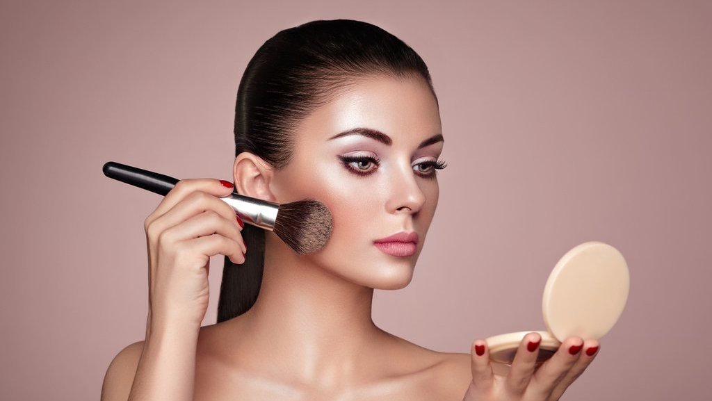 5 Cara Memakai Blush On yang Benar Sesuai Bentuk Wajah 5 Cara Memakai Blush On yang Benar Sesuai Bentuk Wajah