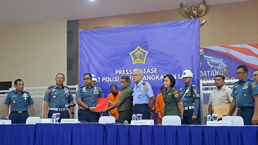 2 TNI AL Penembak Bos Rental Dijerat Pasal Pembunuhan Berencana 2 TNI AL Penembak Bos Rental Dijerat Pasal Pembunuhan Berencana