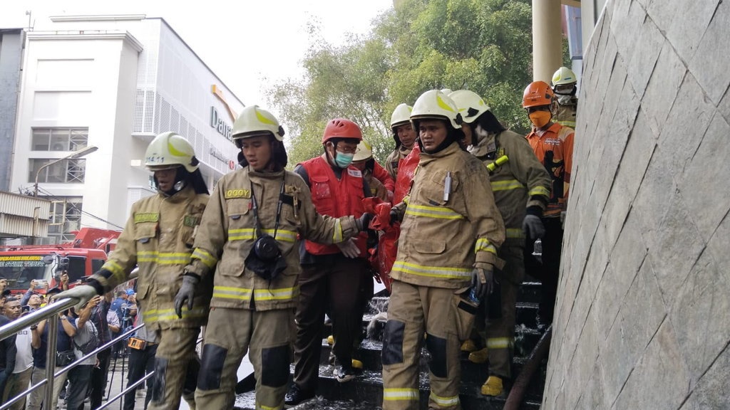 Aksi Heroik Damkar Padamkan Nyala Si Jago Merah di Glodok Plaza Aksi Heroik Damkar Padamkan Nyala Si Jago Merah di Glodok Plaza