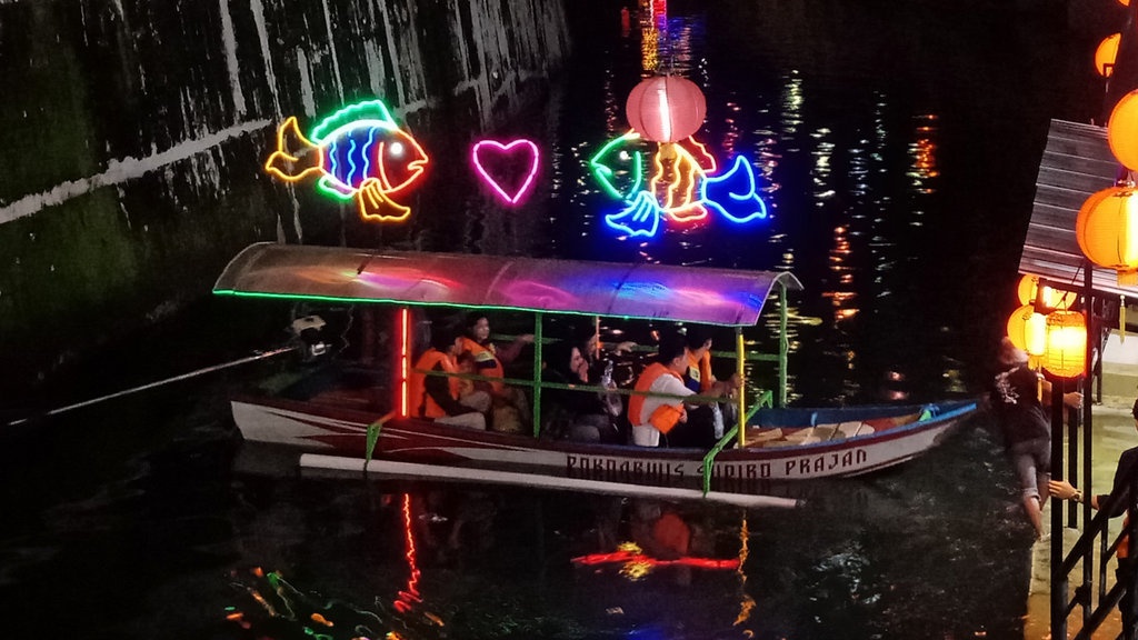 Menikmati Wisata Perahu Kali Pepe saat Perayaan Imlek di Solo Menikmati Wisata Perahu Kali Pepe saat Perayaan Imlek di Solo